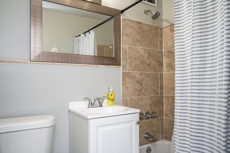 Bathroom, ATL downtown 2BR King Bed FREE parking, Atlanta