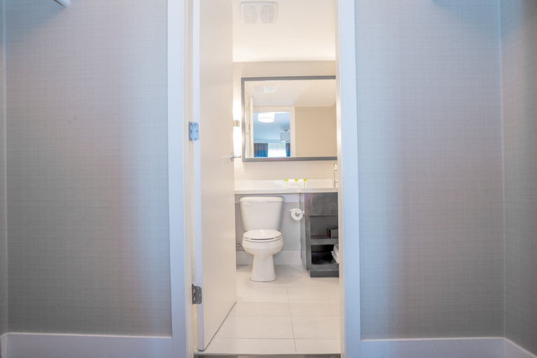 Bathroom 4, Sandman Hotel Oakville, Halton