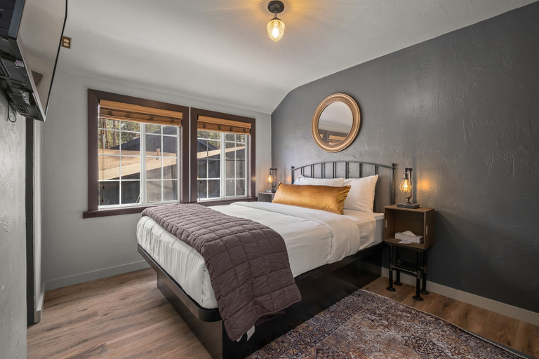 Bedroom 3, Sessions Retreat & Hotel, San Bernardino
