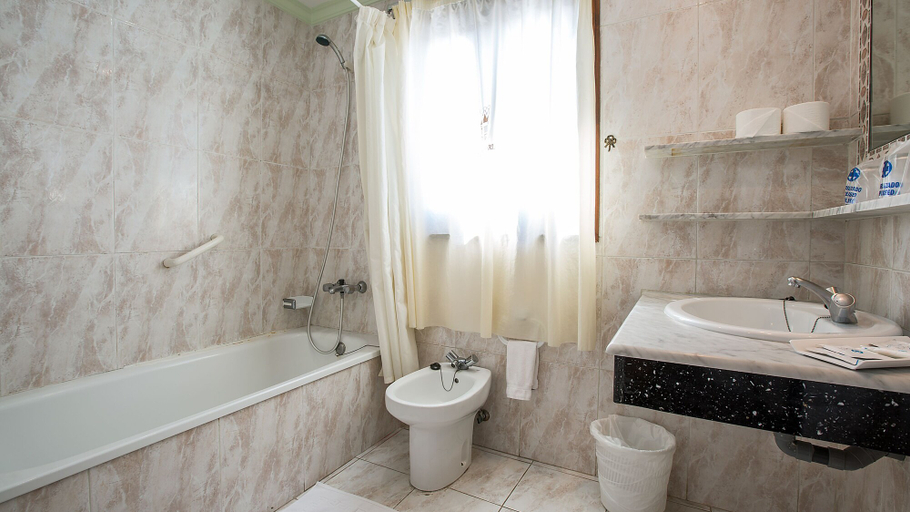 Bathroom 4, Hotel Rey Carlos, Las Palmas