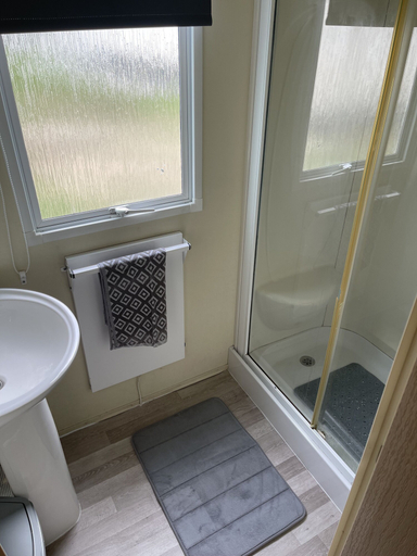 Bathroom, Charming 3-bed Static Caravan in Porthcawl, Bridgend