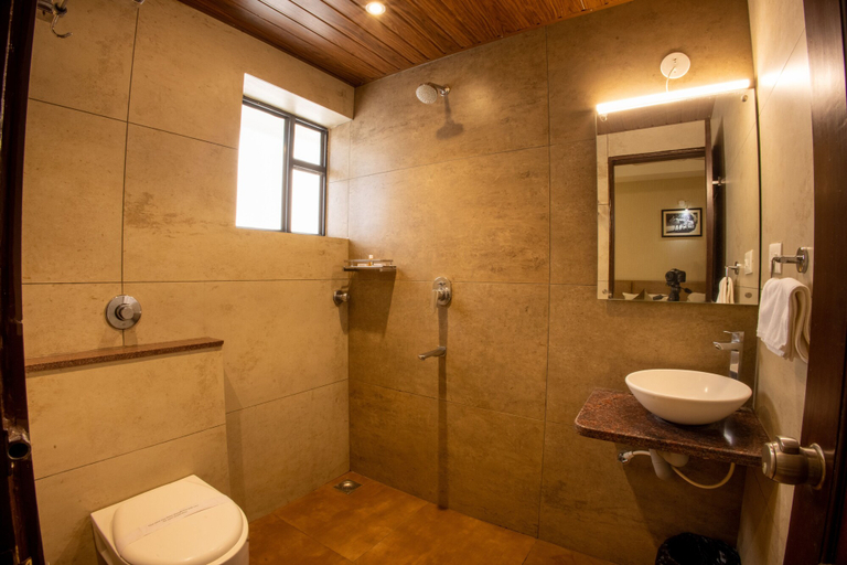 Bathroom 3, Metro Plaza Hotel, Dakshina Kannada