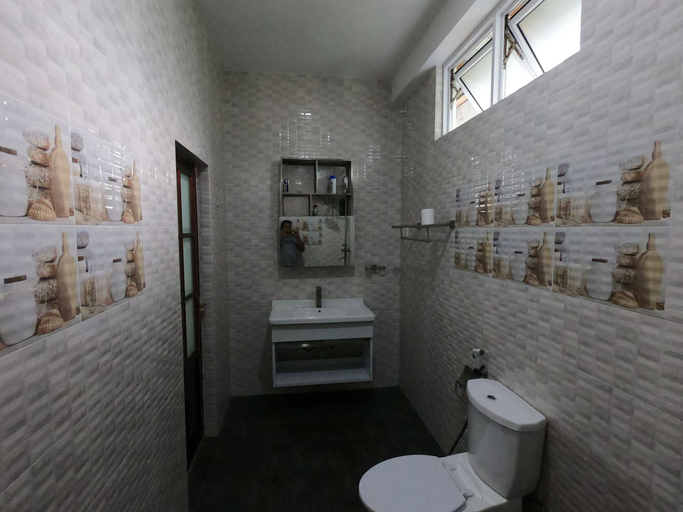 Bathroom 4, Dhangethi Inn
