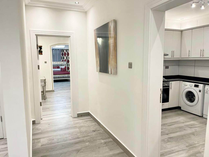 Interior 3, 2 Bed Apartment Sleeps 4 - Jacuzzi, Parking, Wifi, Western Urban