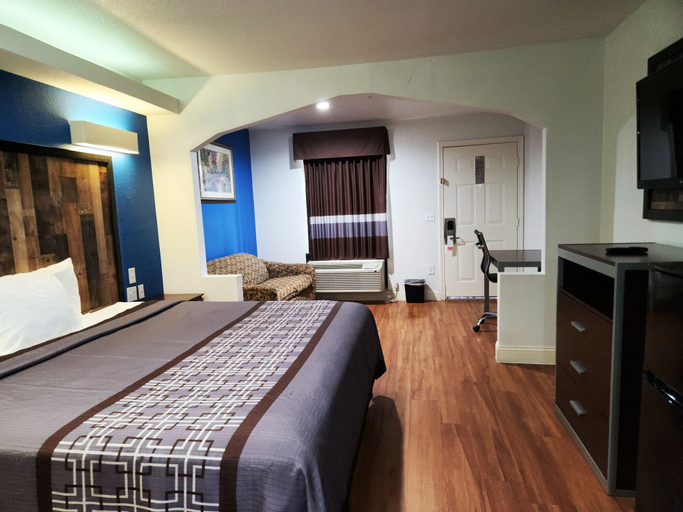 Bedroom 3, Express Inn Tomball, Houston