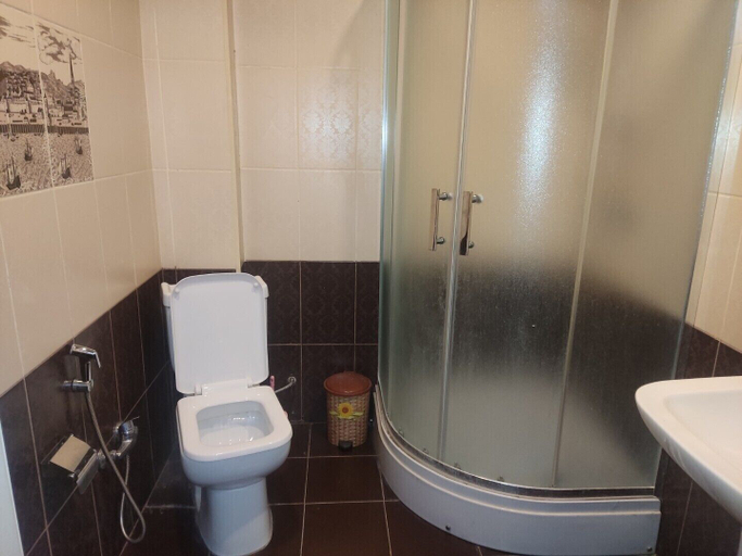 Bathroom 3, Kriyus, Qəbələ