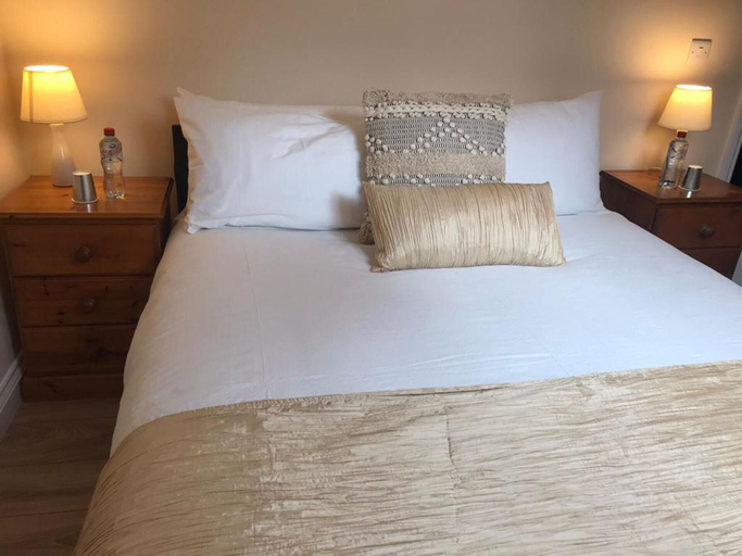 Bedroom 2, 5 Guests - Helens House Derry City Centre - 3 Bed, Derry and Strabane
