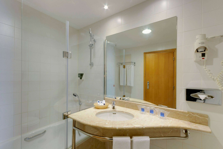 Bathroom 5, TRYP by Wyndham Porto Expo Hotel, Matosinhos