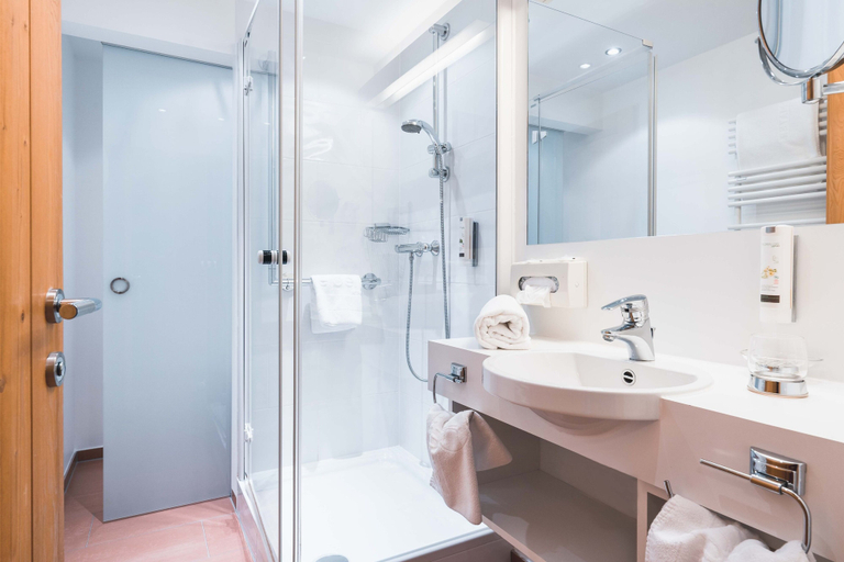 Bathroom 5, Felbermayer Hotel & AlpineSpa - Montafon, Bludenz