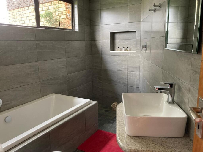 Bathroom 3, The Vaal Guesthouse, Fezile Dabi