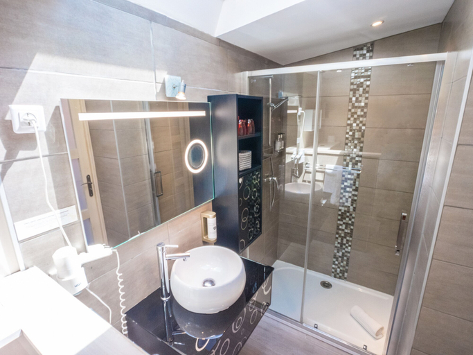 Bathroom 4, Les Flots Bleus, Var