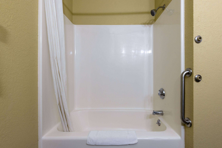 Bathroom 4, Super 8 by Wyndham Nixa/Springfield Area, Christian