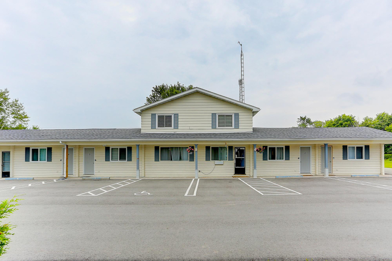 Exterior & Views 1, Stone Fountain Motel, Kawartha Lakes