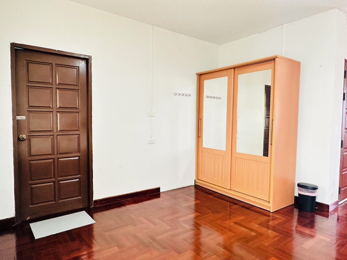 Others 5, Meriton101, Phra Khanong