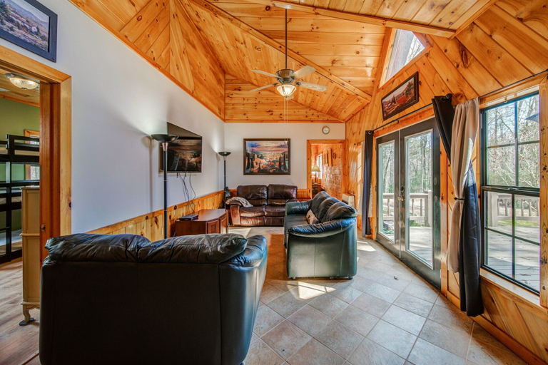 Others 1, Blueridge Cabin Serene Forest Retreat!, Fannin