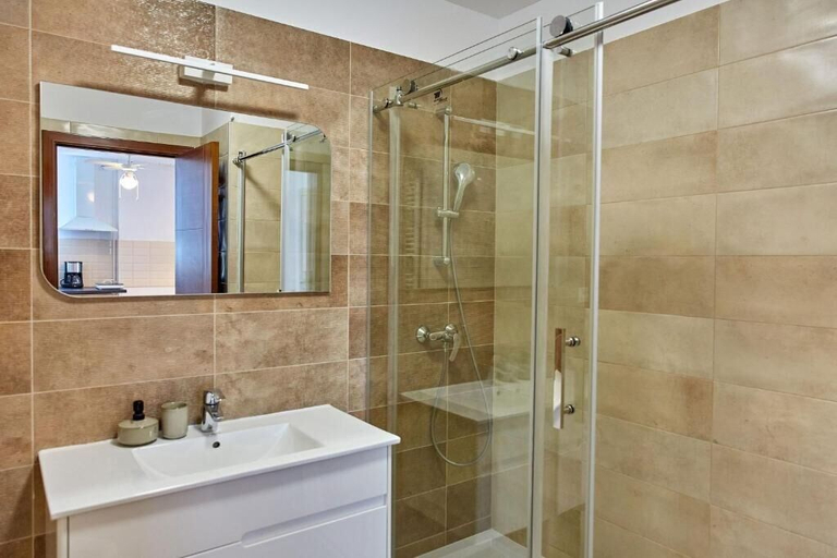 Bathroom 3, Seaside Mamaia, Navodari