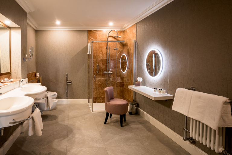 Bathroom 4, Harvey's Point Hotel
