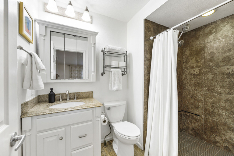 Bathroom 4, 10 Bedroom | Pool | Hot tub | Pickleball | Firepit, Hays