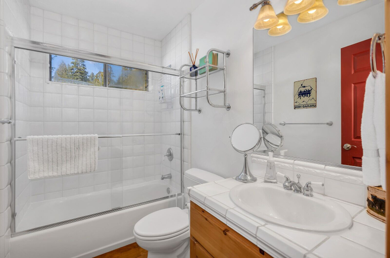 Bathroom 3, The Pond Cabin, Fresno