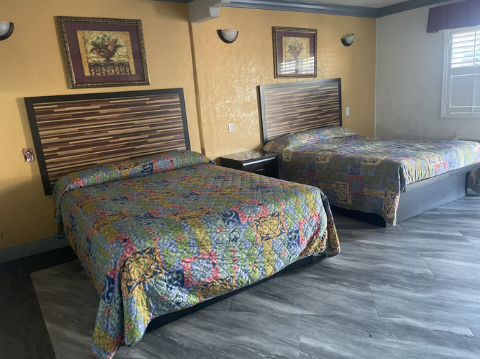 Bedroom 5, Economy Inn, Los Angeles