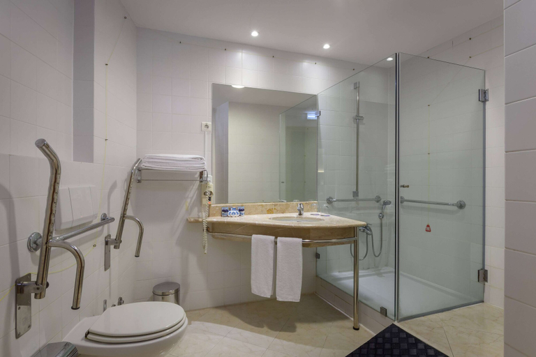 Bathroom 5, TRYP by Wyndham Porto Expo Hotel, Matosinhos
