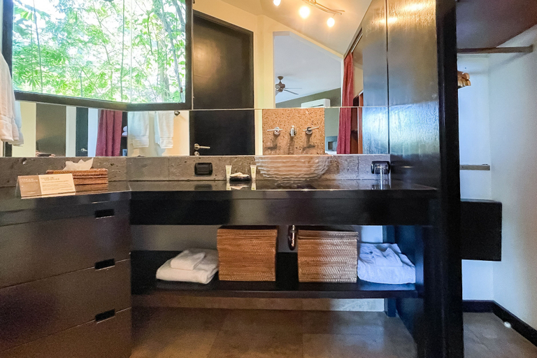 Bathroom 5, Tulemar Resort, Aguirre