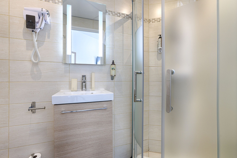 Bathroom 4, Hotel de Paris, Hauts-de-Seine