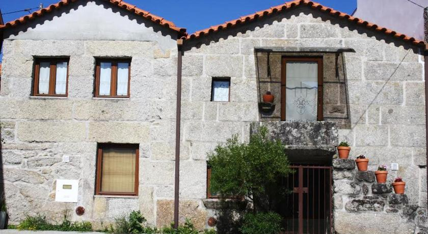 4 bedrooms house with furnished terrace and wifi at Nogueira, Viseu