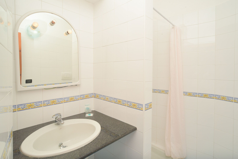 Bathroom 3, hotel park victoria, Napoli