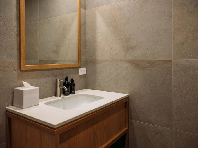Bathroom 4, Porters Boutique Hotel & Conference Centre, Hastings city