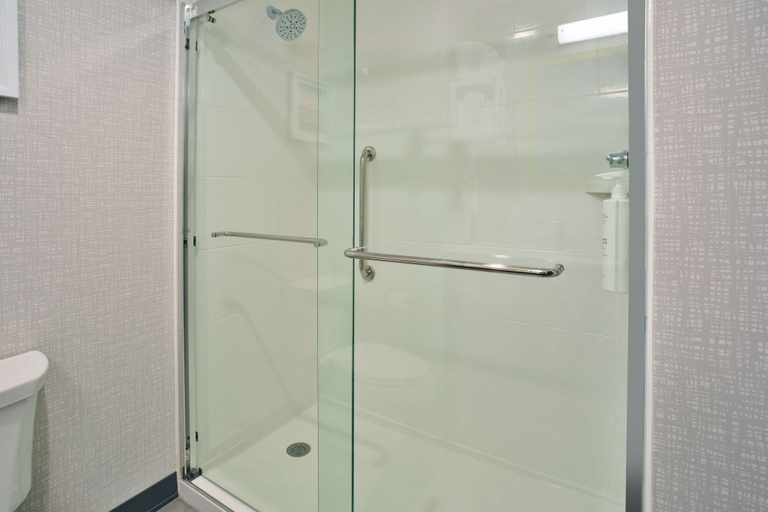 Bathroom 4, Hampton Inn By Hilton Paris, Henry