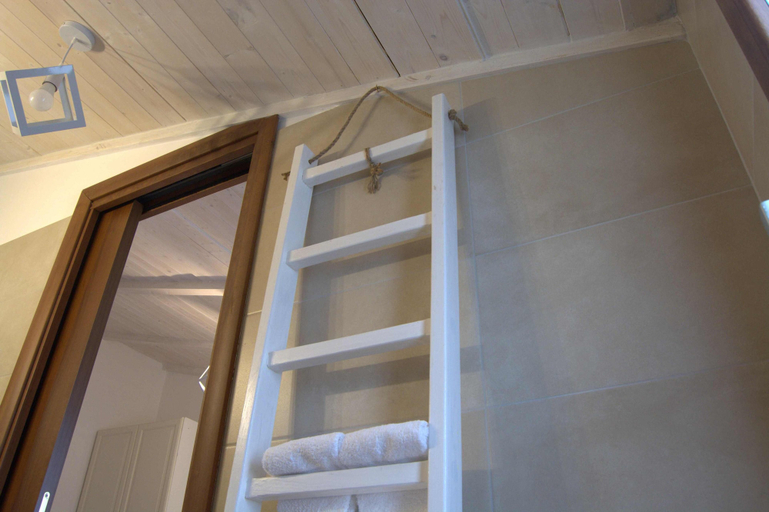Bathroom 5, Racconti di pietra, Bari
