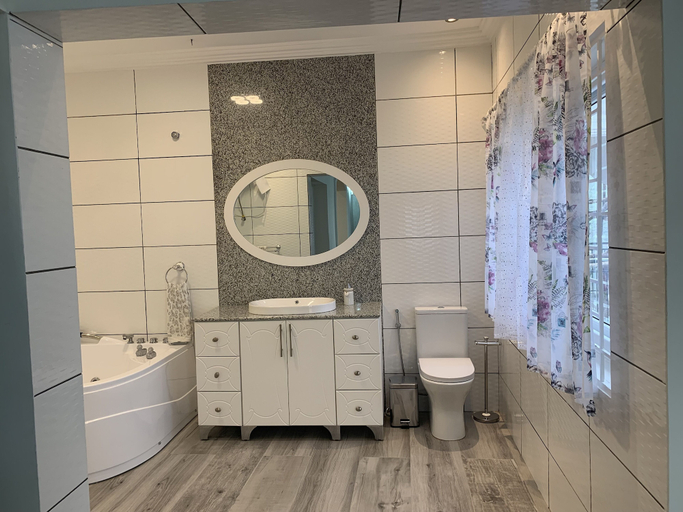 Bathroom 5, 2 Bed Apartment Sleeps 4 - Jacuzzi, Parking, Wifi, Western Urban