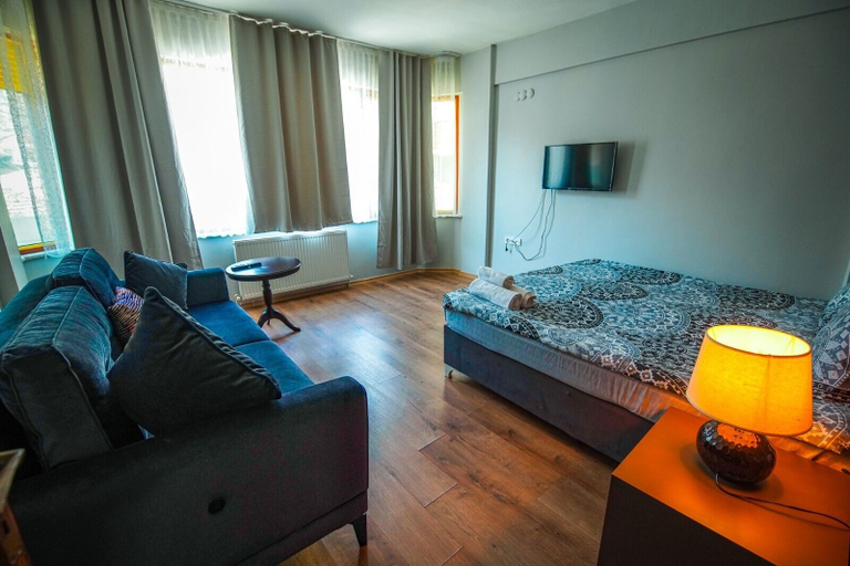 Room 3, Yaghane Apartments, Beyoğlu