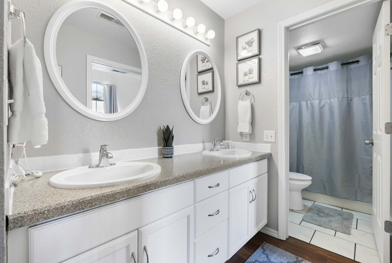 Bathroom, Abby Leisure Escape, Taney