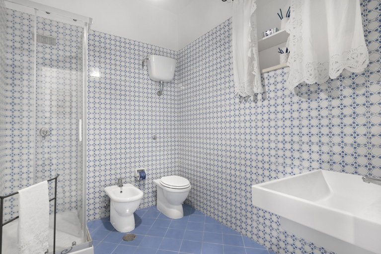Bathroom 3, Villa Gilù, Napoli