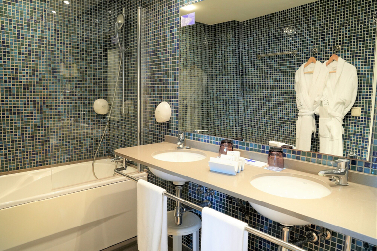 Bathroom 5, Hotel Port Feria Valencia, Valencia