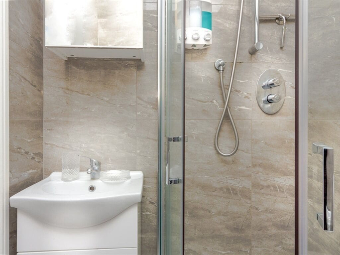 Bathroom 4, Avoca House, Dublin