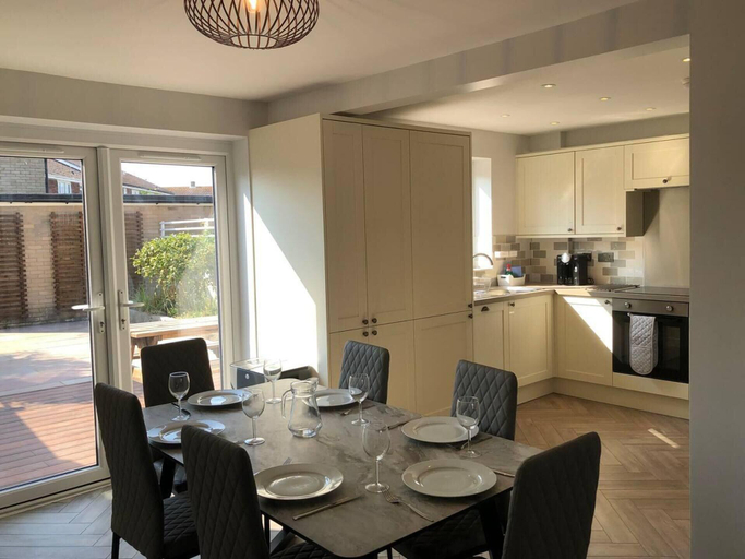 Others 5, 3 Bed House - Sleeps 6 - Garden - Parking - Wifi, East Sussex