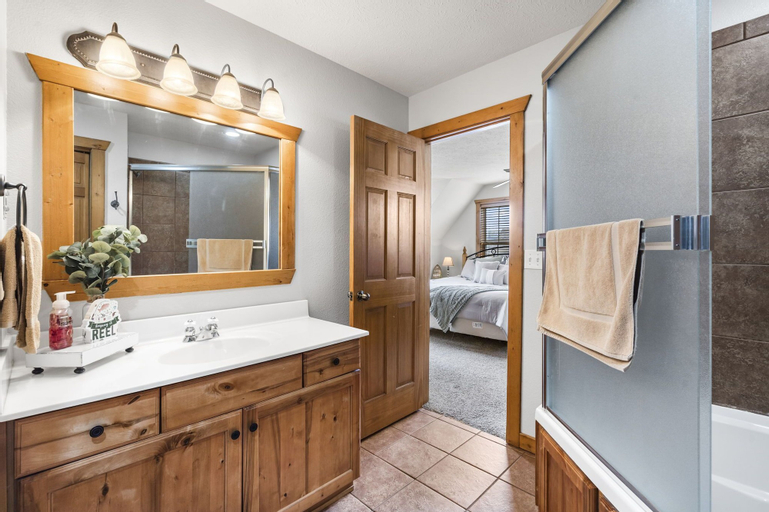 Bedroom 3, Whispering Creek - In the Heart of Ozarks, Near DT!, Stone