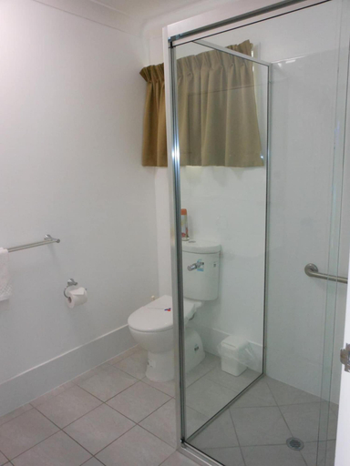 Bathroom 5, Cara Motel, Maryborough
