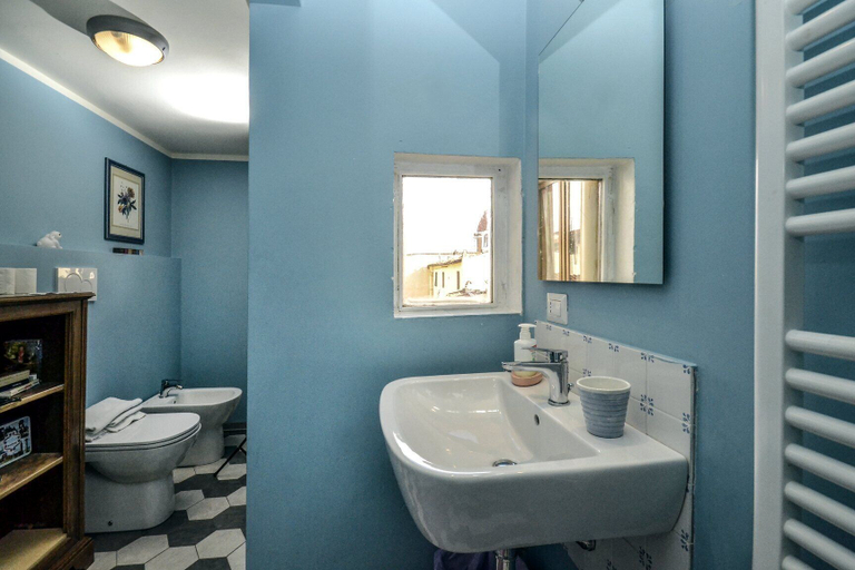 Bathroom 2, Palazzo Panzani, Florence