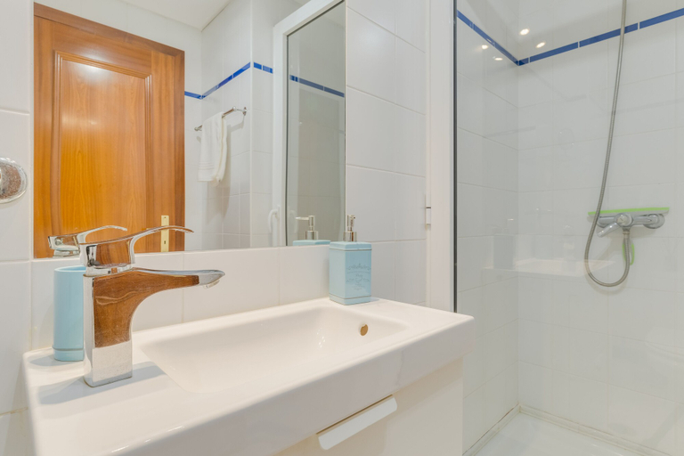 Bathroom 3, Ajuda I, Funchal
