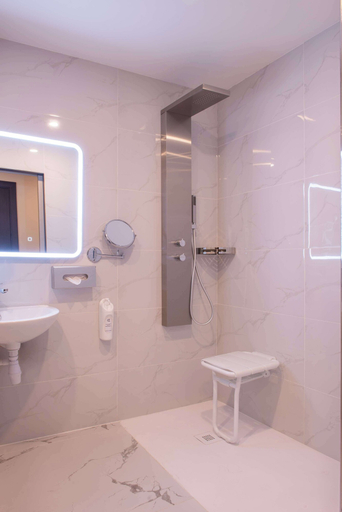 Bathroom 5, Golden Tulip Dieppe, Seine-Maritime