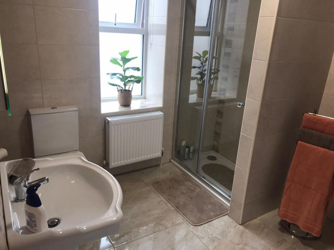 Bathroom 3, 5 Guests - Helens House Derry City Centre - 3 Bed, Derry and Strabane