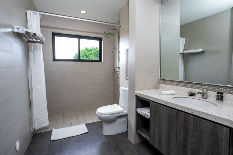Bathroom 5, San Cristobal Boutique Hotel, Analamanga