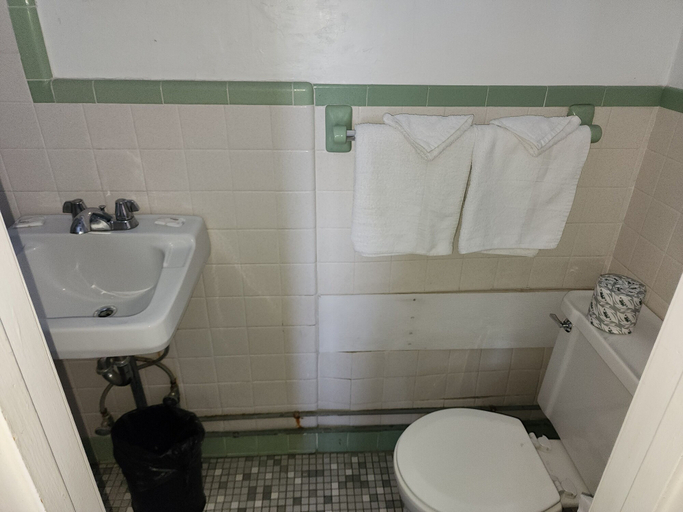 Bathroom 5, Riviera Motel Erie, Erie