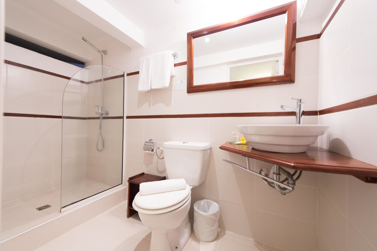 Bathroom 5, Hotel L'Imperatrice, Fort-de-France