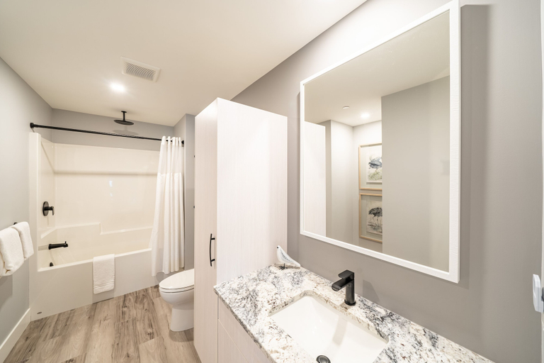 Bathroom 3, Sunrise Ridge Waterfront Resort, Nanaimo