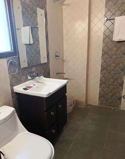 Bathroom 3, Pacific Inn City Center, Gurgaon